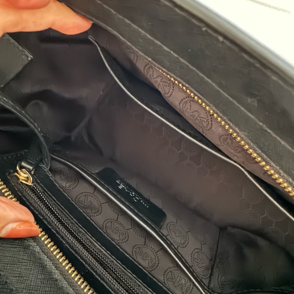 Merry Christmas 🎄🧑‍🎄 Michael Kors black bag, super clean, like new👌👌👌😍😍 - Picture 10 of 15